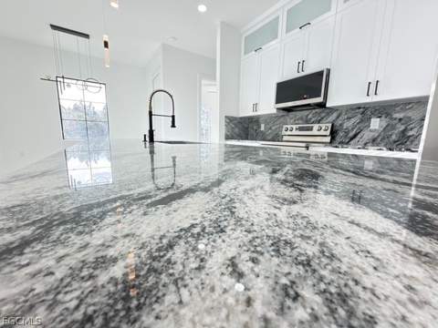 913 Glenn Ave, Lehigh Acres FL - photo 14 of 41