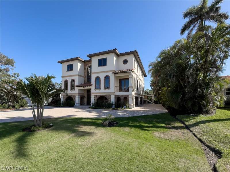 4 bedroom SingleFamilyResidence at 200 S Golf Dr, Olde Naples, Naples — photo 2