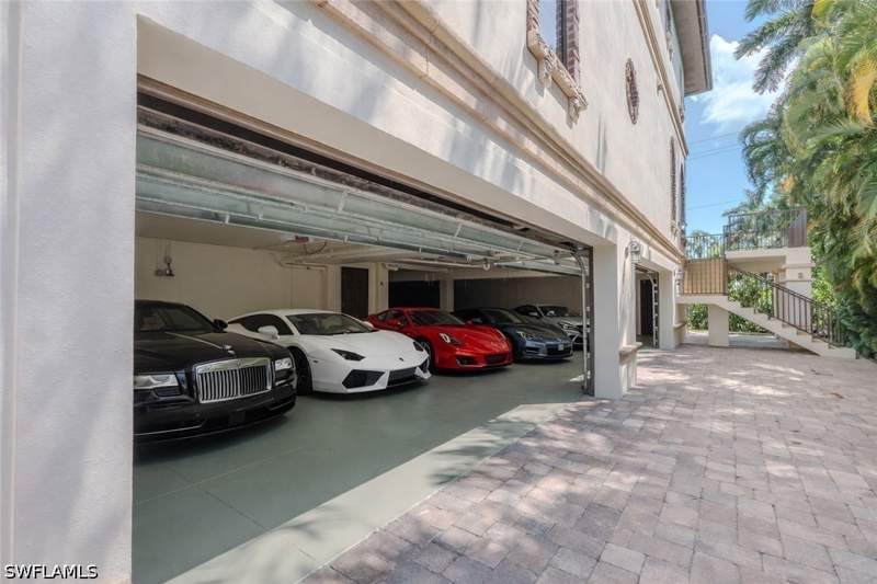 4 bedroom SingleFamilyResidence at 200 S Golf Dr, Olde Naples, Naples — photo 3