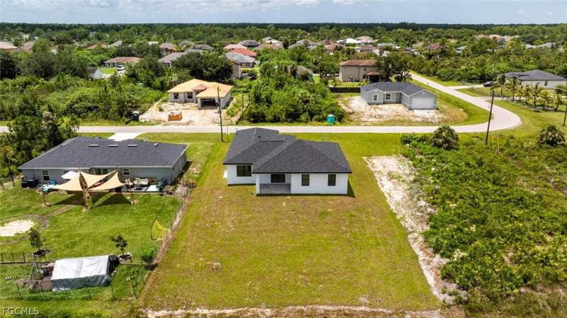 3 bedroom SingleFamilyResidence at 420 Yolanda St, Lehigh Acres, Lehigh Acres — photo 2