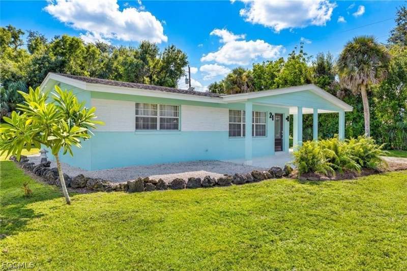2 bedroom SingleFamilyResidence at 21 E Mariana Ave, North Fort Myers, North Fort Myers — photo 2