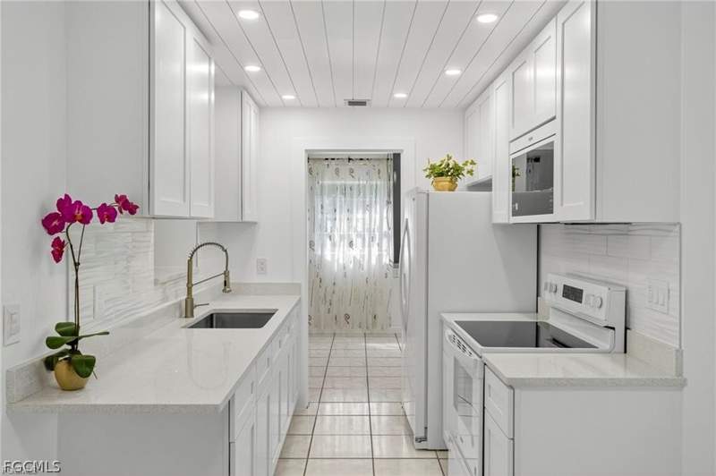 2 bedroom SingleFamilyResidence at 21 E Mariana Ave, North Fort Myers, North Fort Myers — photo 5