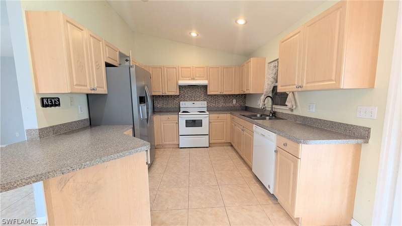 3 bedroom SingleFamilyResidence at 3017 S Balsam Cir, Port Labelle, Labelle — photo 4