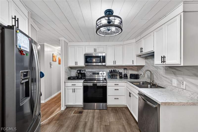 2 bedroom ManufacturedHome at 860 Moonlight Dr, Lazy Days Mobile Village, North Fort Myers — photo 2