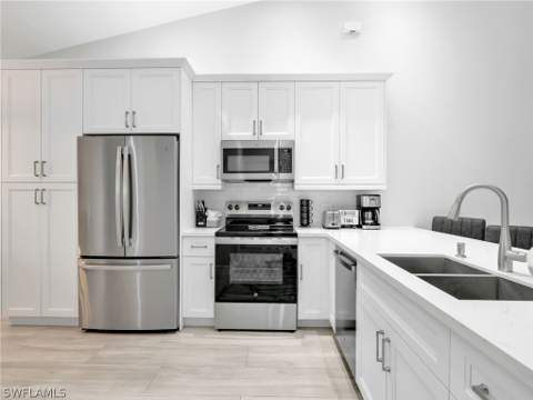 3505 Avion Woods Ct 902, Naples FL - photo 8 of 33