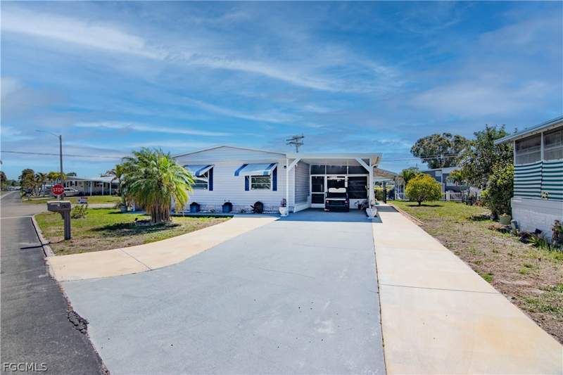 2 bedroom ManufacturedHome at 150 Overland Trl, Carriage Village, North Fort Myers — photo 3