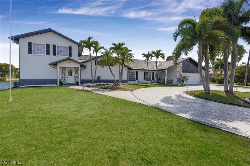 6 bedroom SingleFamilyResidence at 29 SE 10th AVE, SHAMROCK LAKES, Cape Coral — photo 1