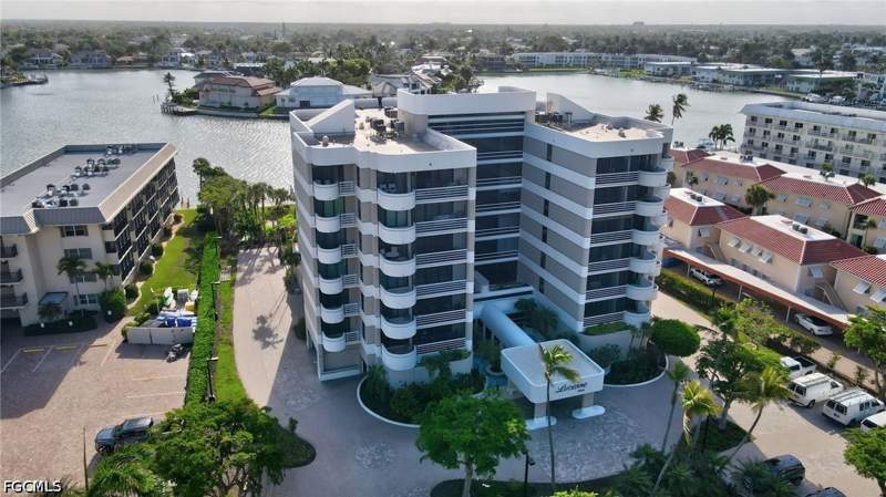 2 bedroom Condominium at 3100 Gulf Shore Blvd N 104, Lucerne, Naples — photo 2