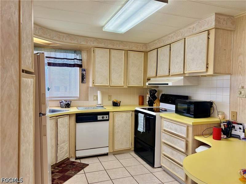 2 bedroom ManufacturedHome at 3049 Longview Ln, Lake Arrowhead Mob Village, North Fort Myers — photo 5