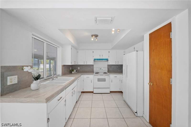 3 bedroom SingleFamilyResidence at 624 SE 35th St, Cape Coral, Cape Coral — photo 2