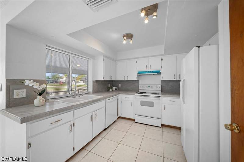 3 bedroom SingleFamilyResidence at 624 SE 35th St, Cape Coral, Cape Coral — photo 3
