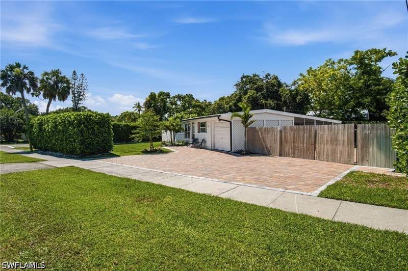 2 bedroom SingleFamilyResidence at 2300 Estey Ave, Brookside, Naples — photo 3