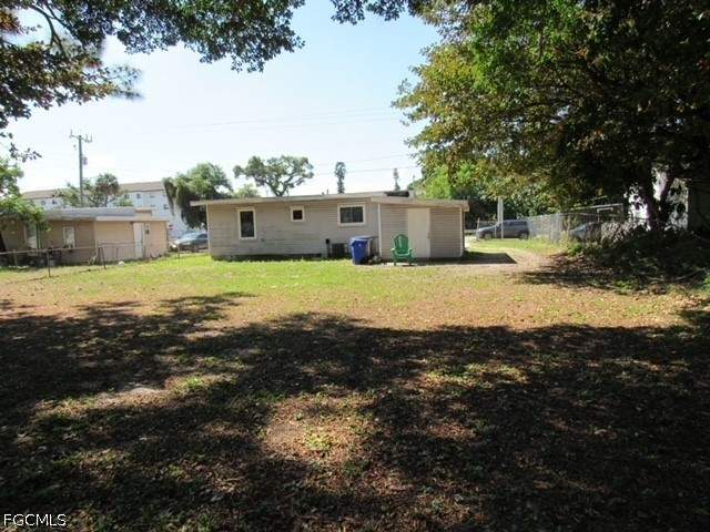 2 bedroom SingleFamilyResidence at 2365 Canal St, Lovejoy Park, Fort Myers — photo 3