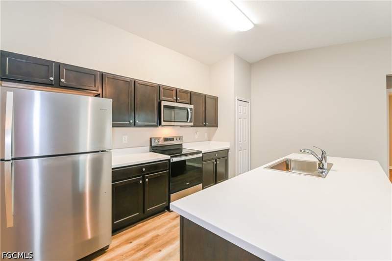 4 bedroom SingleFamilyResidence at 719 SW 13th Ter, Cape Coral, Cape Coral — photo 4