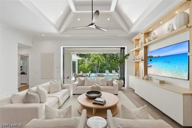 3 bedroom SingleFamilyResidence at 1064 13th St N, Lake Park, Naples — photo 3