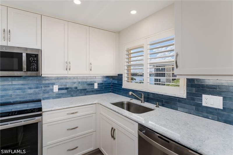 2 bedroom Condominium at 3450 Gulf Shore Blvd N 305, La Maison Club, Naples — photo 5