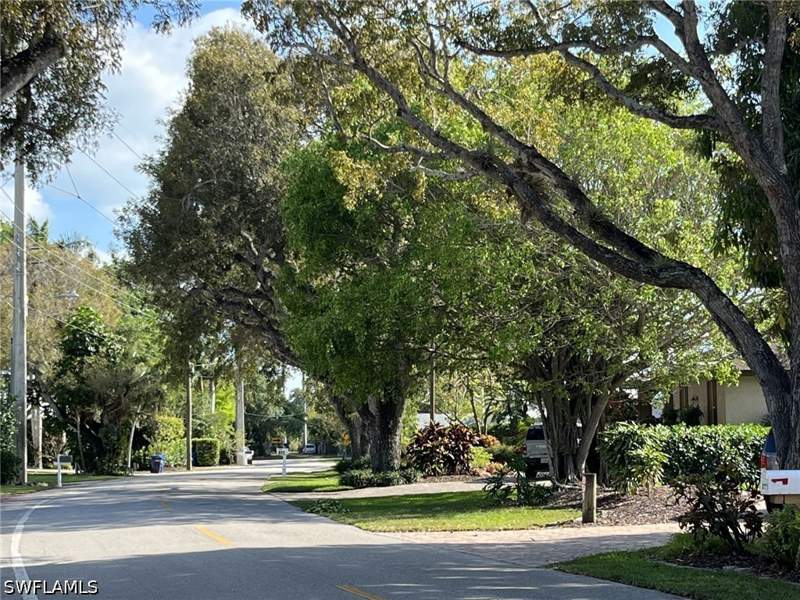 3 bedroom SingleFamilyResidence at 930 13th St N, Lake Park, Naples — photo 2