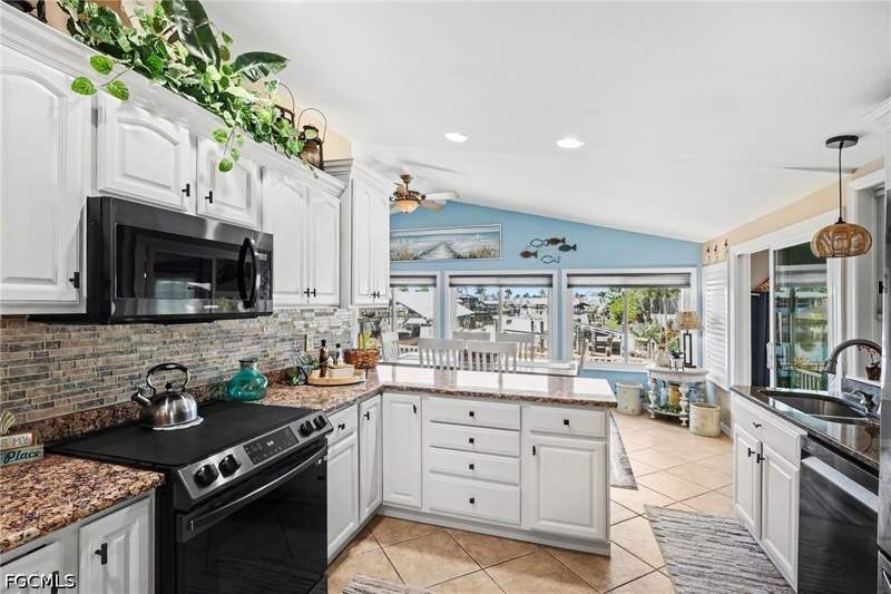 2 bedroom SingleFamilyResidence at 11111 Bayside Ln, Bayside Estates, Fort Myers Beach — photo 4