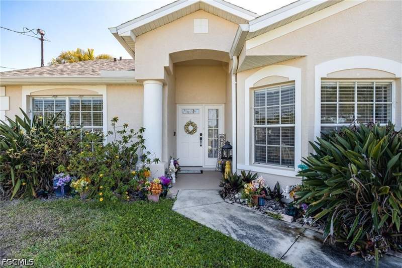 3 bedroom SingleFamilyResidence at 213 SE 4th Pl, Cape Coral, Cape Coral — photo 2