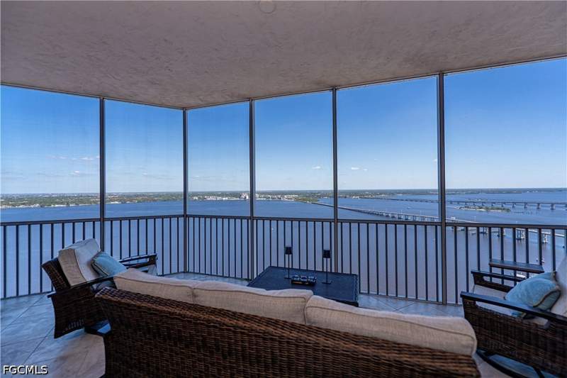 3 bedroom Condominium at 2104 W First St 3103, High Point Place, Fort Myers — photo 2