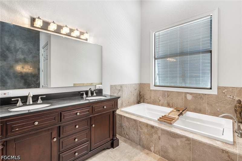 5 bedroom SingleFamilyResidence at 1561 Lynwood Ave, Poinciana Park, Fort Myers — photo 4