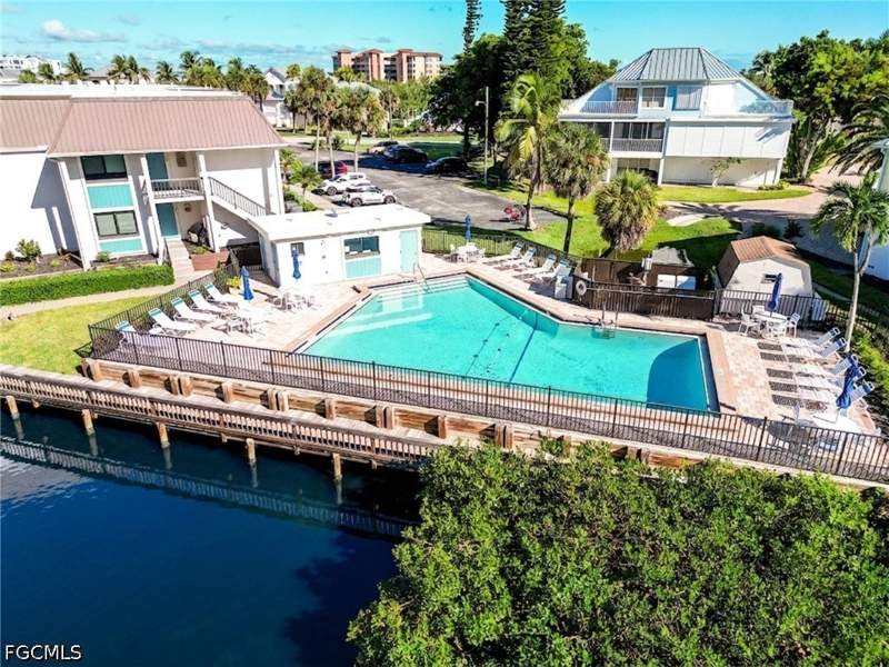 2 bedroom Condominium at 200 Lenell Rd 115, Estero Island Yacht & Racquet Club Condo, Fort Myers Beach — photo 4