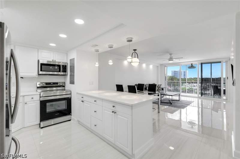 1 bedroom Condominium at 5 Bluebill Ave 410, Vanderbilt Towers, Naples — photo 4
