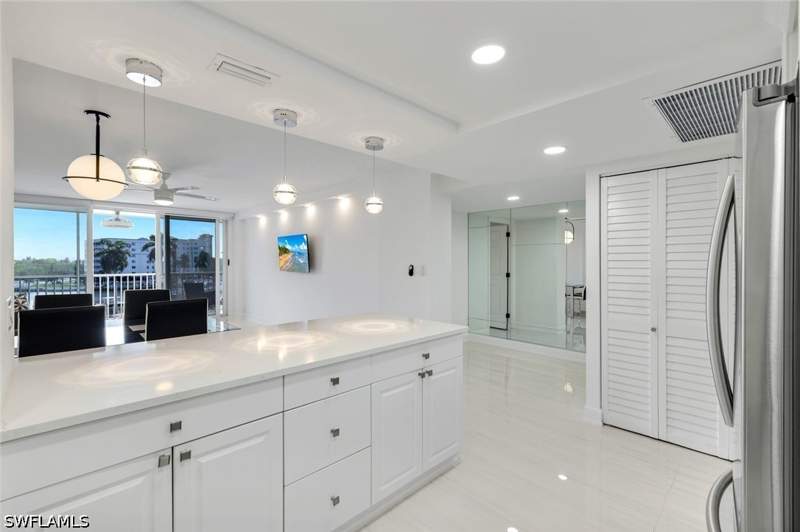 1 bedroom Condominium at 5 Bluebill Ave 410, Vanderbilt Towers, Naples — photo 5
