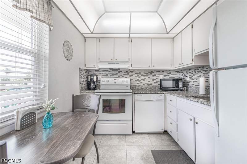 1 bedroom Condominium at 6220 Augusta Dr 307, Seven Lakes, Fort Myers — photo 3