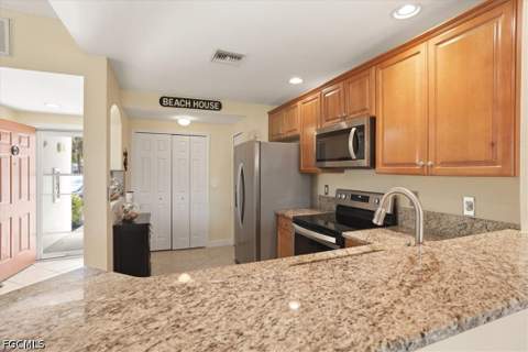 4223 Liron Ave 104, Fort Myers FL - photo 12 of 33