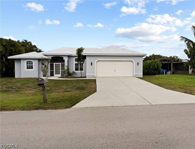 3 bedroom SingleFamilyResidence at 605 SE 23rd Ave, Cape Coral, Cape Coral — photo 2
