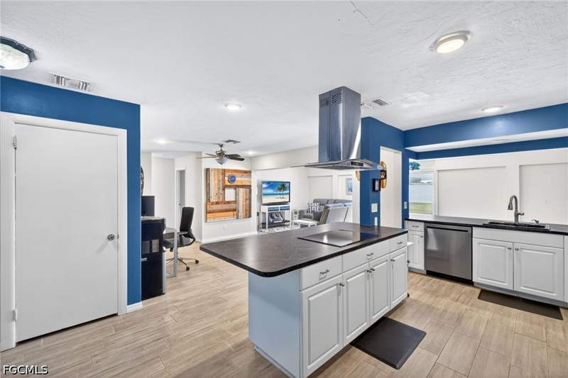 3 bedroom SingleFamilyResidence at 4547 SE 11th Ave, Cape Coral, Cape Coral — photo 3