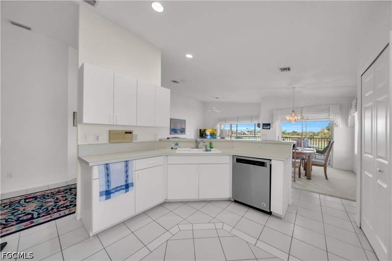 2 bedroom Condominium at 8460 Southbridge Dr 3, Southwind, Estero — photo 4