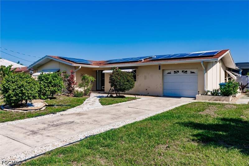 3 bedroom SingleFamilyResidence at 1437 Vendome Ct, Yacht Club, Cape Coral — photo 2