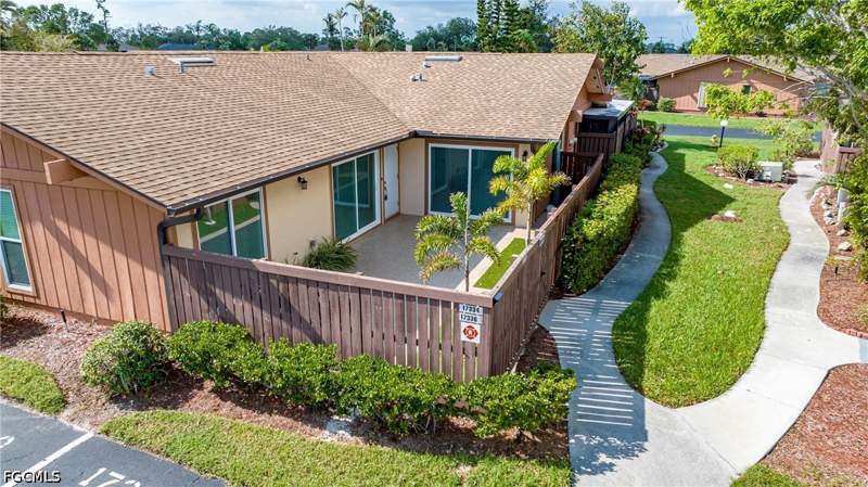 2 bedroom Attached at 17334 Birchwood Ln, Royal Woods, Fort Myers — photo 2