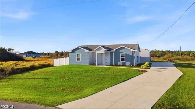 4 bedroom SingleFamilyResidence at 9022 Bamboo Cir, Port Labelle, Labelle — photo 2