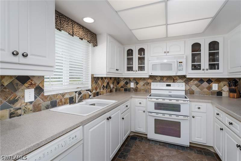 2 bedroom Condominium at 5515 Rattlesnake Hammock Rd 205, Golf View Manor Condo, Naples — photo 3