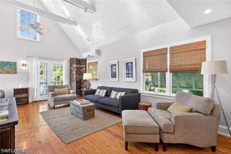 5 bedroom SingleFamilyResidence at 660 8th Ave S, Olde Naples, Naples — photo 4
