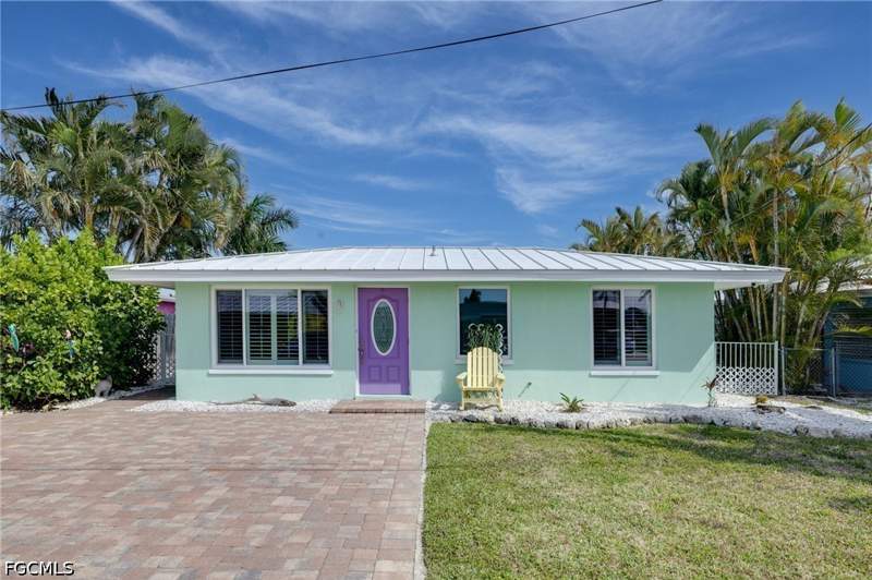 2 bedroom SingleFamilyResidence at 2639 Bridgeview St, Matlacha, Matlacha — photo 2