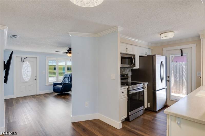 2 bedroom SingleFamilyResidence at 2639 Bridgeview St, Matlacha, Matlacha — photo 4