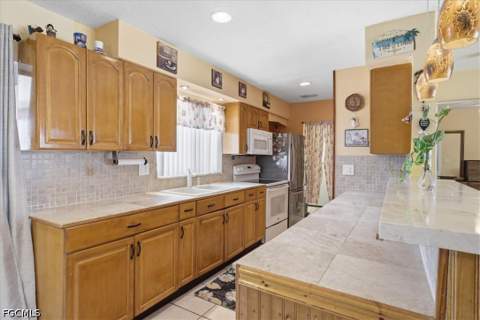 1524 Markdale St E, Lehigh Acres FL - photo 9 of 31
