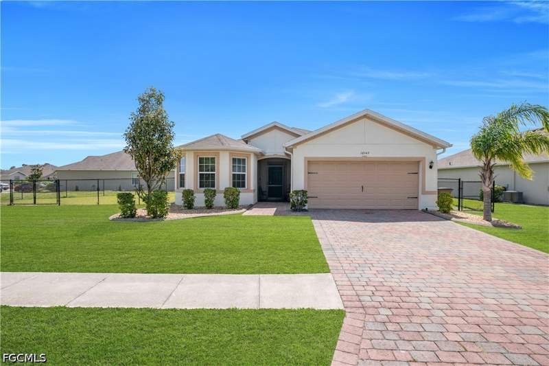 3 bedroom SingleFamilyResidence at 10549 Canal Brook Ln, Lehigh Acres, Lehigh Acres — photo 3
