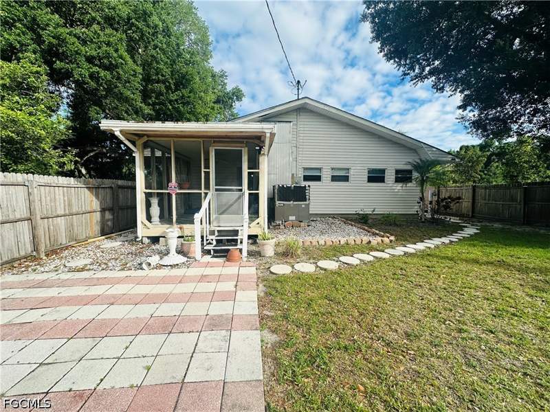 2 bedroom SingleFamilyResidence at 4428 Bessie Ave, Fort Myers, Fort Myers — photo 2
