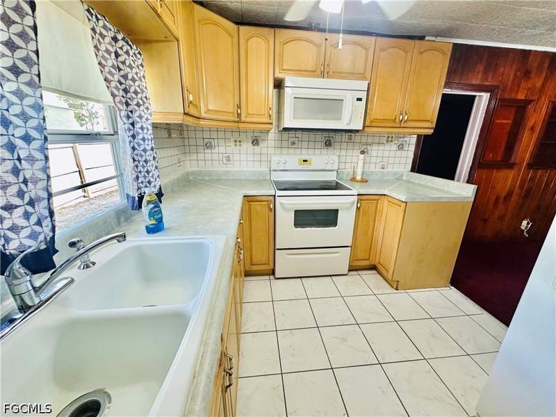 2 bedroom SingleFamilyResidence at 4428 Bessie Ave, Fort Myers, Fort Myers — photo 5