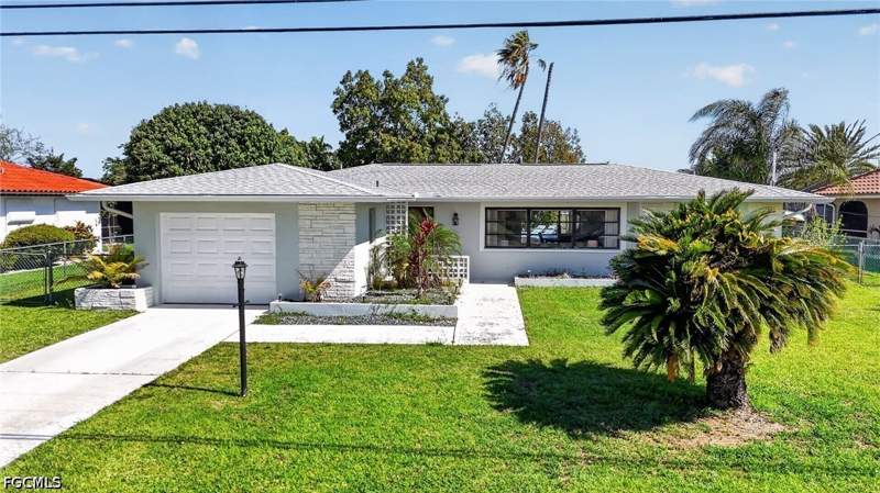 2 bedroom SingleFamilyResidence at 1211 SE 21st St, Cape Coral, Cape Coral — photo 3