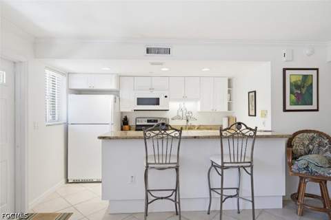 480 5th St S 202, Naples FL - photo 7 of 11