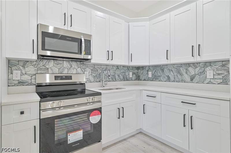 6 bedroom SingleFamilyResidence at 2219 Carver Ave, Fort Myers, Fort Myers — photo 4