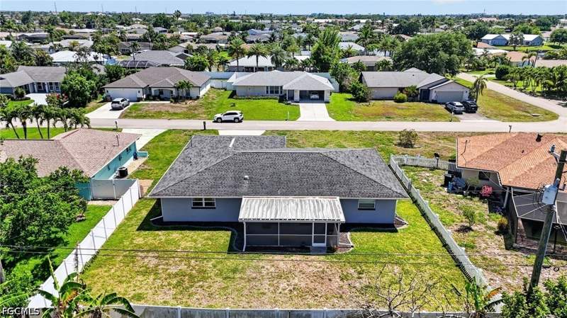 3 bedroom SingleFamilyResidence at 1305 SE 37th Ter, Cape Coral, Cape Coral — photo 4