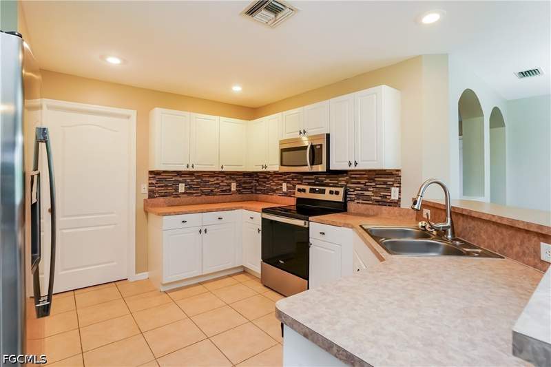 3 bedroom SingleFamilyResidence at 3208 13th St SW, Lehigh Acres, Lehigh Acres — photo 4