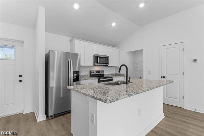 3 bedroom SingleFamilyResidence at 724 Goldrock Rd, Mirror Lakes, Lehigh Acres — photo 5